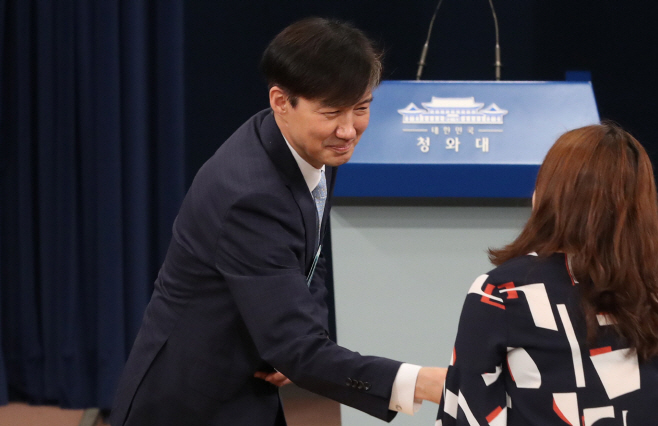 청와대 떠나는 조국