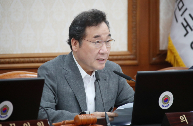 국무회의서 발언하는 이낙연 총리