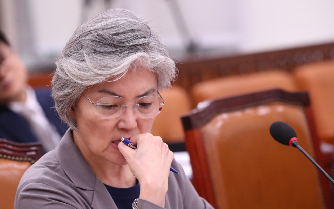 굳은 표정의 강경화 외교부 장관