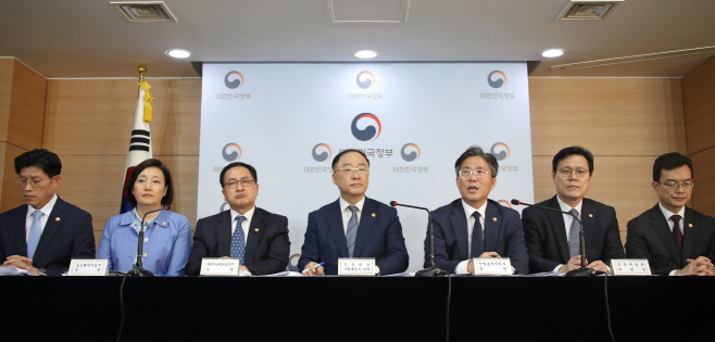 정부합동 브리핑 발언하는 성윤모 장관<YONHAP NO-3094>