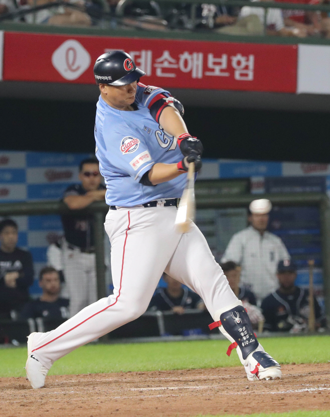 6번타자 이대호 1타점 안타<YONHAP NO-3371>