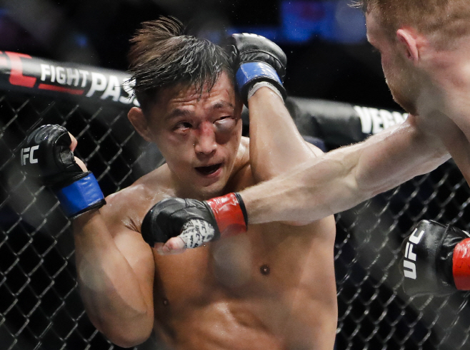 UFC Fight Night Mixed Martial Arts Holt..5> (AP)