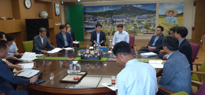 12시 방향 이희진 영덕군수, 1시 방향 이철우 경북도지사