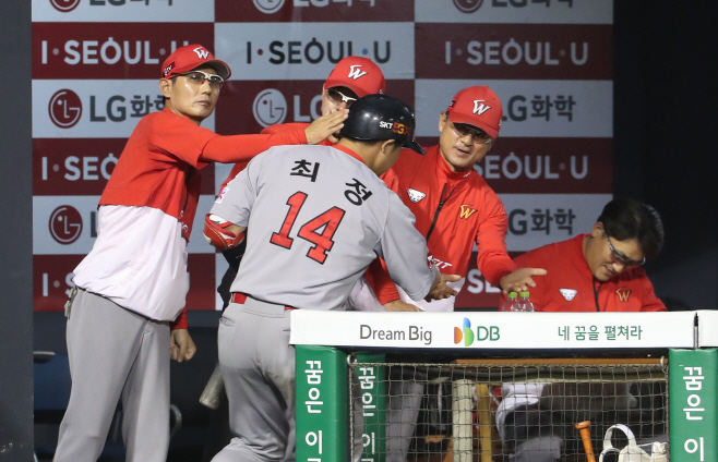 SK 최정 '오늘 홈런만 두개'<YONHAP NO-4582>