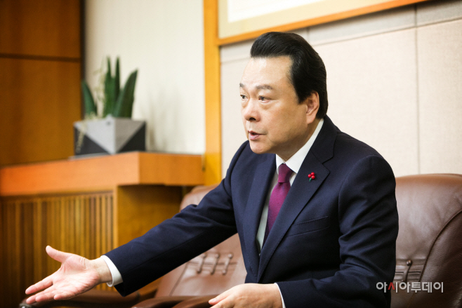 청장님 인터뷰 컷 1