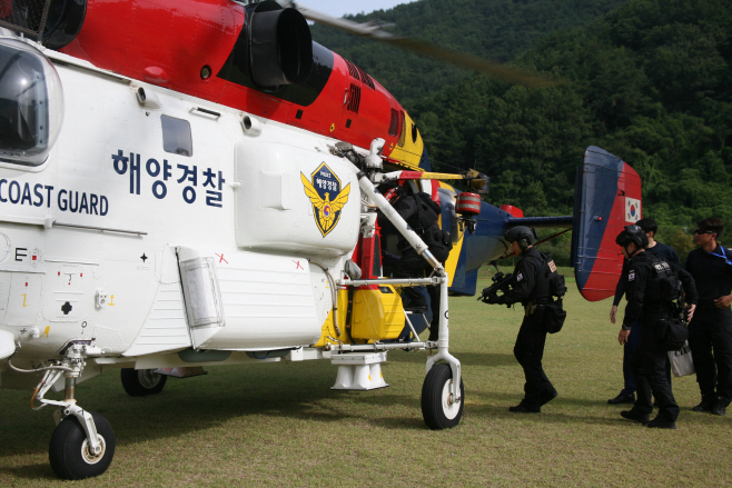 헬기오르고 있는 서해해경특공대