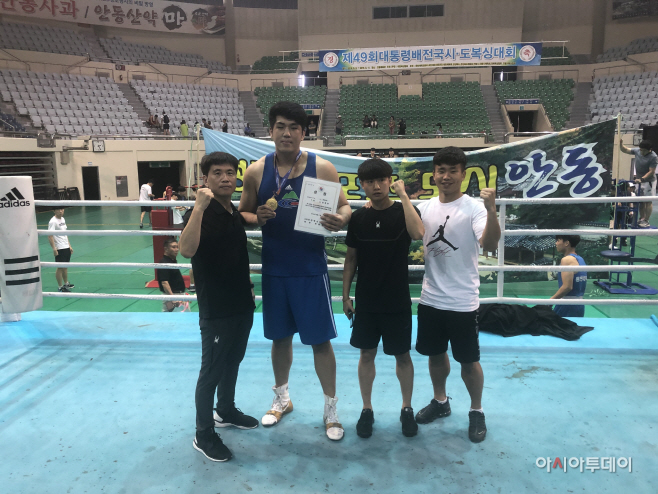 청양군청 송화평 선수 전국복싱대회 금메달(왼쪽에서 두 번째)
