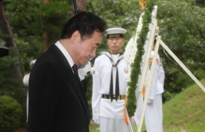 광복군 합동묘역에 묵념하는 이낙연 총리