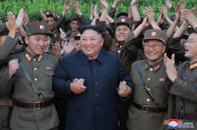 북한 김정은, 신형전술유도탄 발사 참관