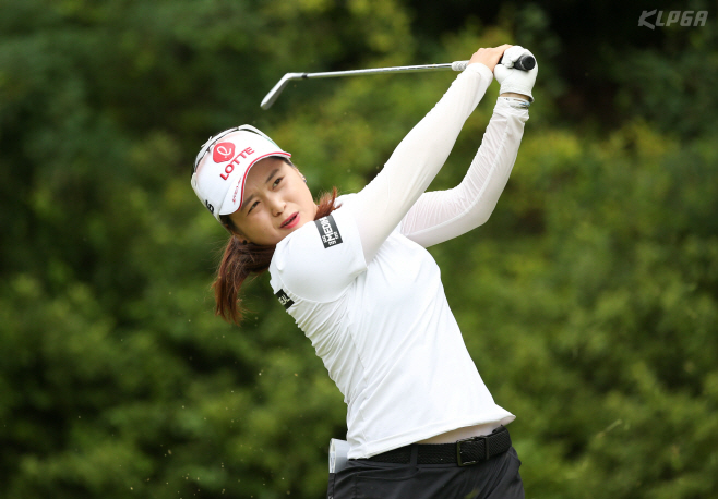 아이언 티샷 날리는 최혜진<YONHAP NO-2257>