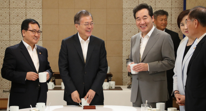 국무위원들과 대화하는 문 대통령