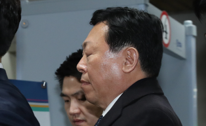 선고공판 출석하는 신동빈 회장<YONHAP NO-3057>