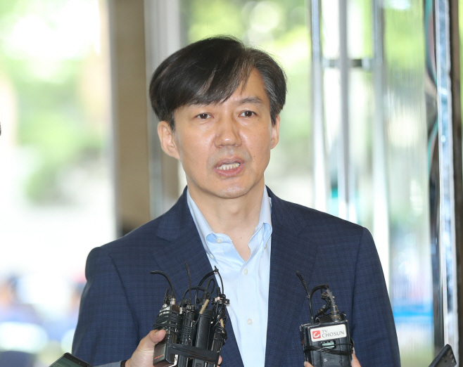 답변하는 조국 법무부 장관 후보자