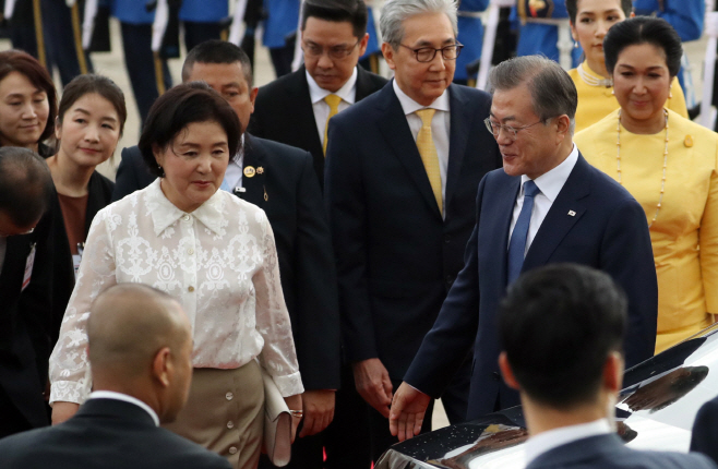 동남아 순방 시작한 문 대통령