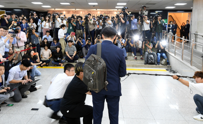 국회 포토라인 앞에 선 조국