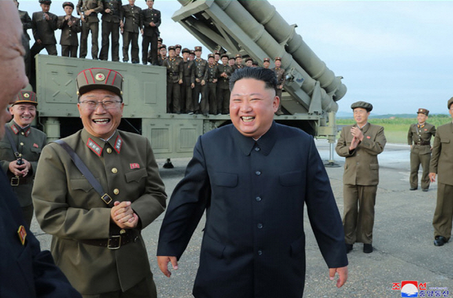 북한, 신형 '초대형 방사포' 시험발사