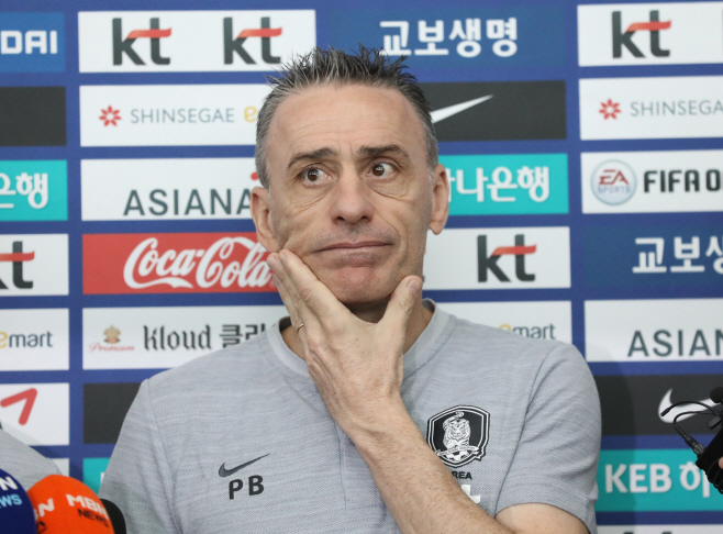인터뷰하는 벤투<YONHAP NO-3284>