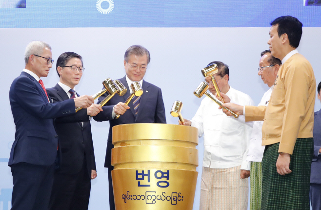 산업단지 기공식 퍼포먼스 하는 문 대통령