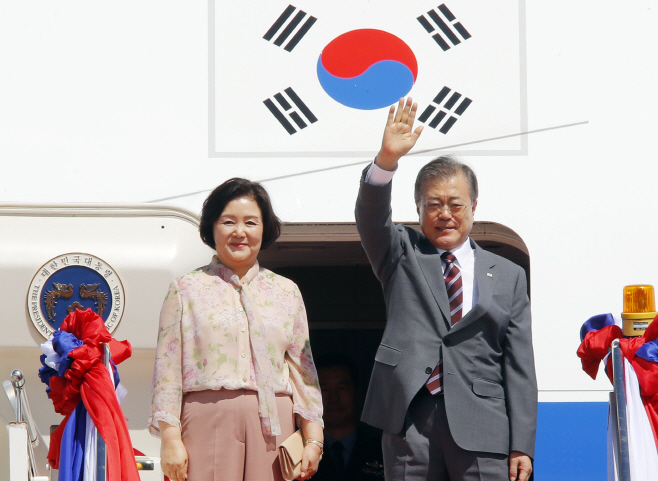 라오스 환송 인사들에게 손 흔드는 문 대통령