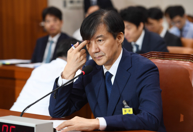 얼굴 만지는 조국 후보자