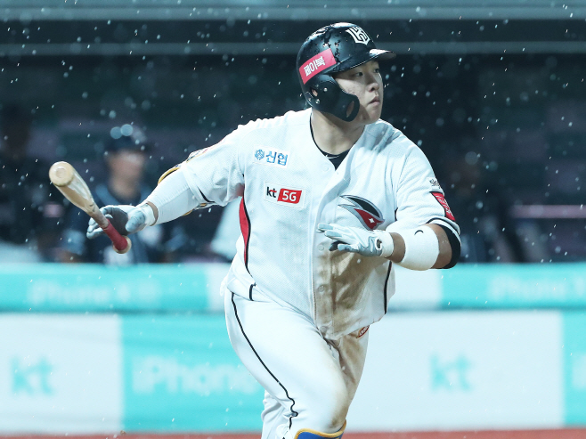 강백호 '2타점 2루타'<YONHAP NO-4296>