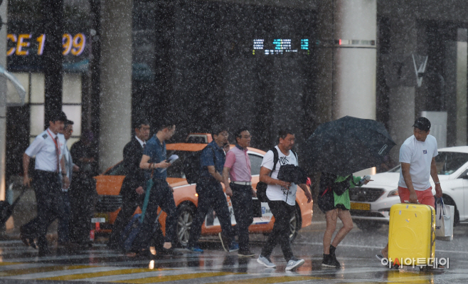 [포토] 비 내리는 김포국제공항