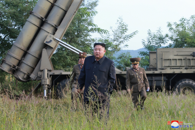북한 김정은, '초대형 방사포 시험사격' 현지지도