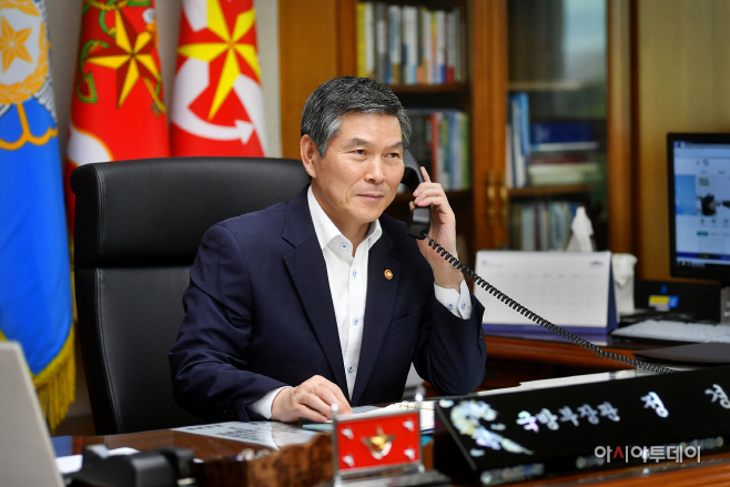 정경두 국방부장관 전화통화 모습(자료 사진)