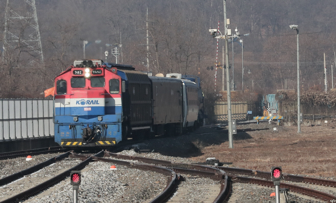도라산역 들어서는 남북철도공동조사 열차