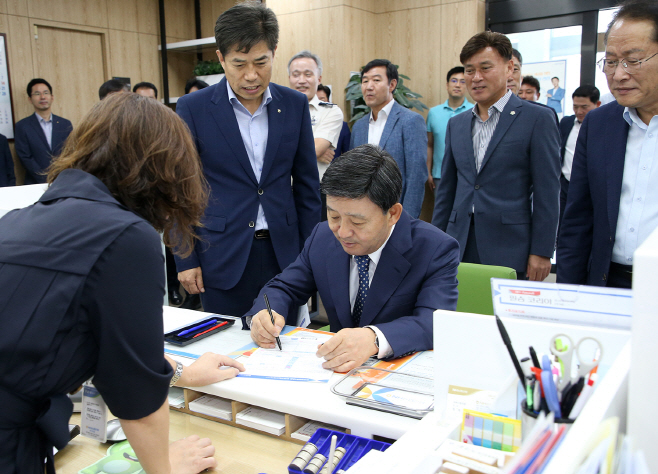 9.18 김해도 애국펀드 가입 대열 동참 (3)