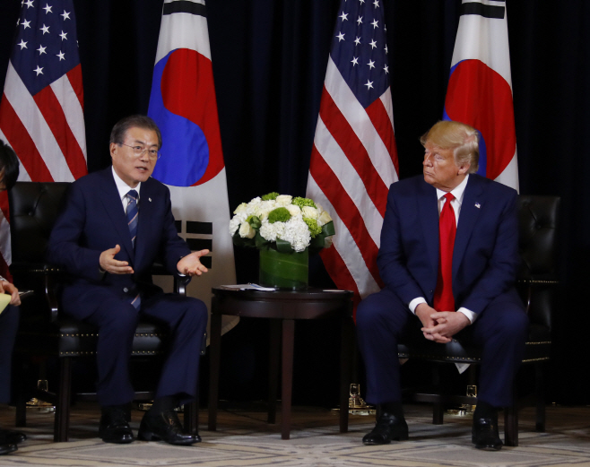 9번째 회담하는 문재인 대통령과 트럼프 대통령