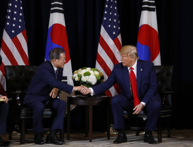 악수하는 한-미 정상