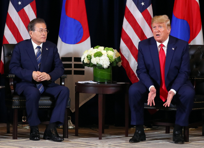 기자 질문에 답변하는 트럼프 바라보는 문 대통령