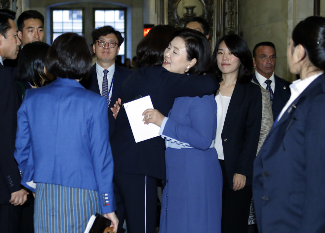김정숙 여사, 일본 아키에 여사와 포옹