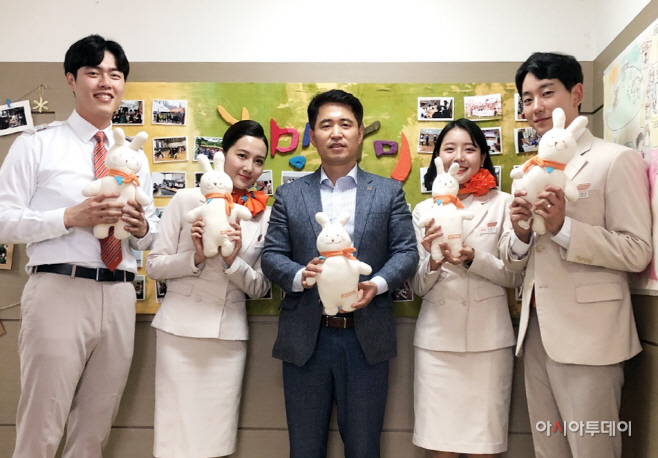 제주항공 객실승무원 부산지역 소아암센터에 애착인형 전달
