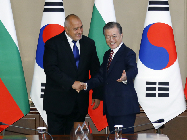 불가리아 총리 안내하는 문 대통령