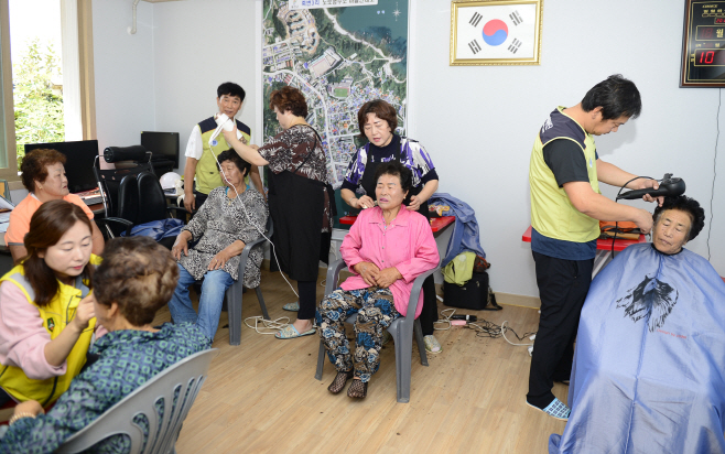 이미용 봉사활동을 펼치고 있는 한울원자력봉사대원들
