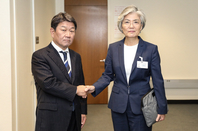 한일 외교장관, 뉴욕서 회담 가져