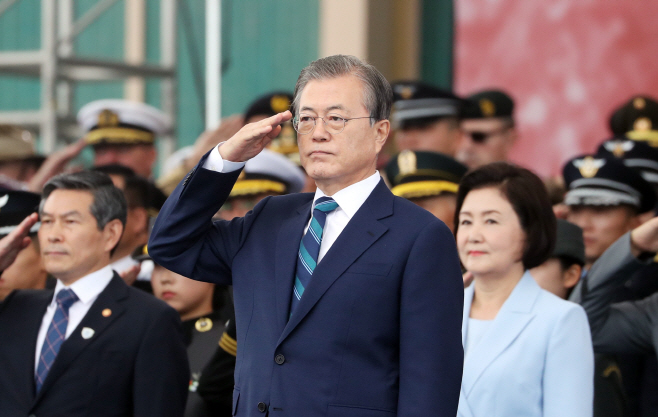 경례하는 문 대통령