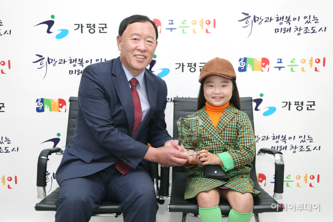 가평군 홍보대사 위촉(어린이 모델 신아린 우측)1
