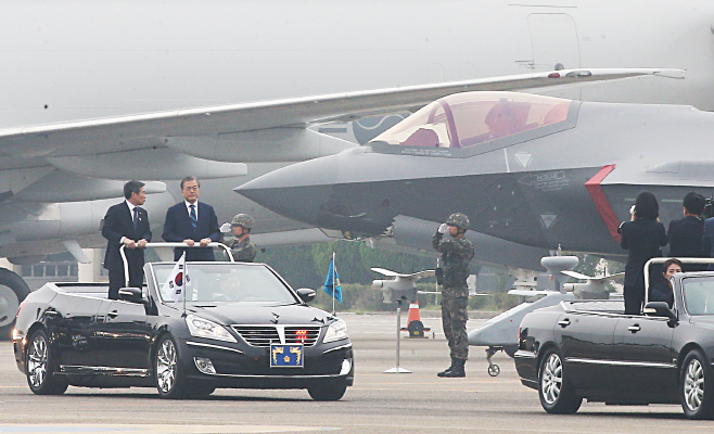 F-35A 지나는 문재인 대통령