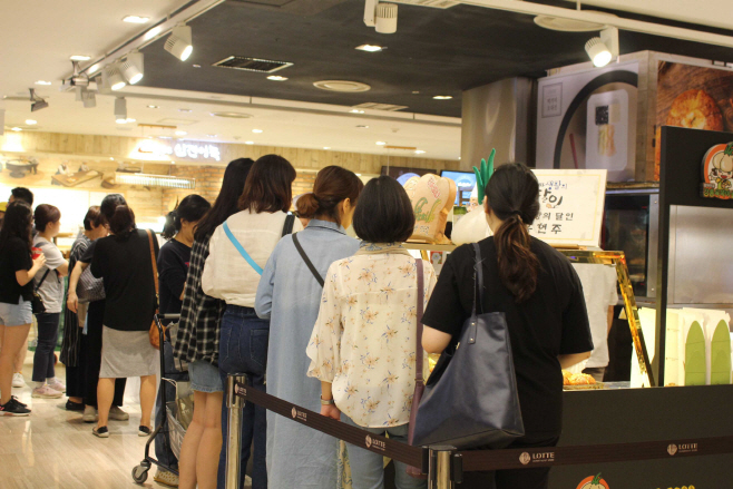 (사진) 롯데백화점 식당가를 이용중인 고객 모습 (4)