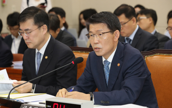 답변하는 은성수 금융위원장<YONHAP NO-1687>