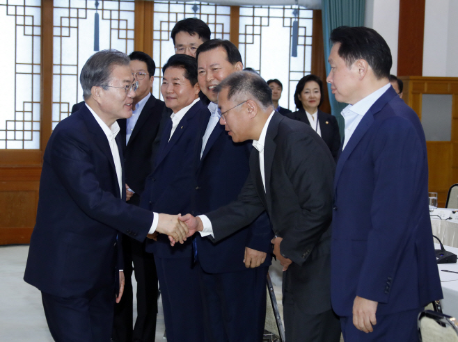 정의선 현대차 수석부회장과 악수하는 문 대통령