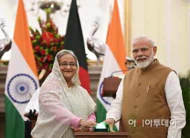 PM Modi(India), Hasina(Bangladesh)