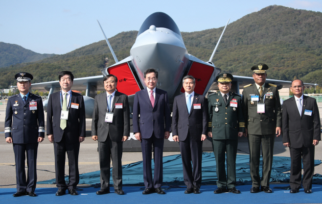 이낙연 총리, 한국형 차세대 전투기 실물모형