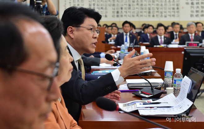 [포토] 김오수 차관에게 질의하는 장제원 한국당 의원