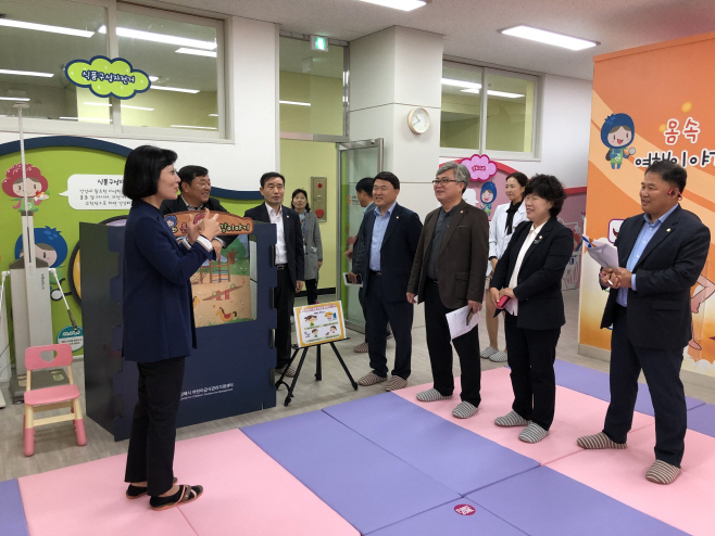 10.23 김해시의회 어린이급식관리지원센터 방문 점검 (2)
