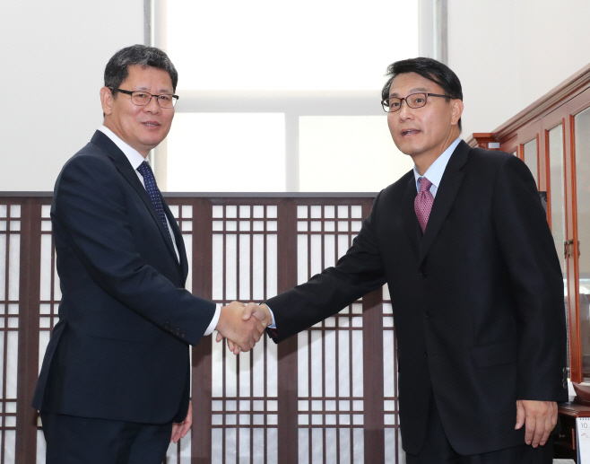 통일부 장관 만나는 윤상현 외통위원장