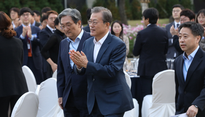 문 대통령, 출입기자들과 간담회